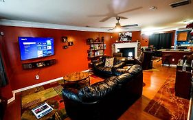 Amazing Large 3 Bed House With King Bed Less Than 10 Miles To Dtwn